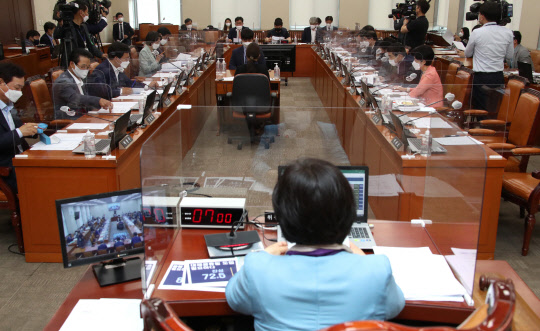 서영교 국회 행정안전위원회 위원장이 16일 행안위 전체회의에서 대체 공휴일 확대 등을 논의하기 위한 입법 공청회를 진행하고 있다. 연합뉴스.